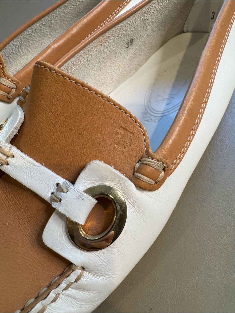 Tod’s Women's Leather Driver Loafers Size 39 US 9 White Camel Beige *flaw* S3 - Picture 3 of 8
